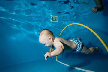 bébé nageur à lapiscine