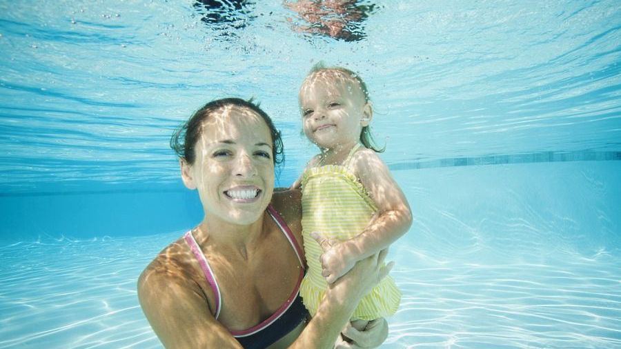 maman et bebe nageur sous l eau